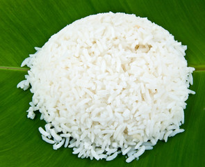 Cooked rice on banana leaf.