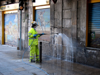 worker in overalls washing a wall - 35005753