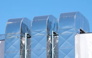 Crédence de cuisine en verre imprimé Bâtiment industriel air conditioning ducts on blue sky background