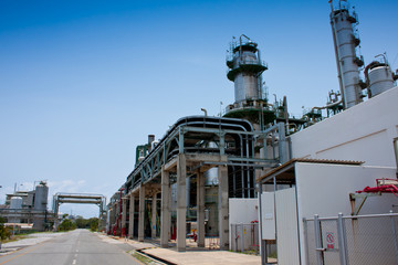 Fototapeta na wymiar wieża i rurociągów w fabryce chemicznej