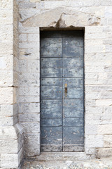 Fototapeta na wymiar Historische Kirchentür in Italien