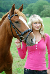 Obraz premium Junge Frau mit Reitpony