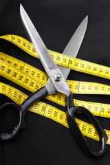 Schneiderschere und Ma&szlig;band auf Stoff