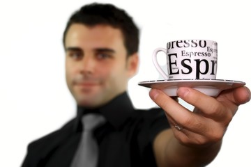 Junger Kellner zeigt Espresso Tasse