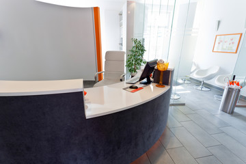 Tresen Empfang Wartebereich mit leerer weisser Wand