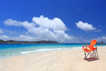 晴れ渡る空と海