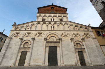 Fototapeta na wymiar Lucca (Toskania), zabytkowy kościół fasada
