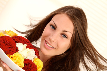 Frau mit bunten Rosen