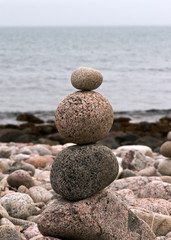 Fototapeta na wymiar round stones on the beach