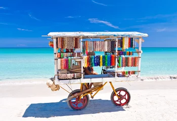 Fotobehang Kar met typische souvenirs op het Cubaanse strand van Varadero © kmiragaya