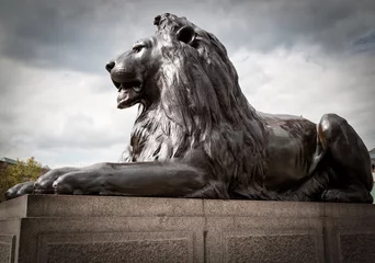 Poster de jardin Londres Bronze sculpture of a lion in Trafalgar Square, London