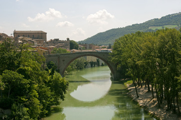 Fototapeta na wymiar Fossombrone (Marche, Włochy) - Most i rzeka