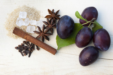 Zutaten für Pflaumenmus auf Holzbrett