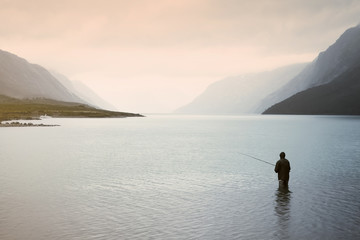 Angler im Gjende See (Jotunheimen , Norwegen)