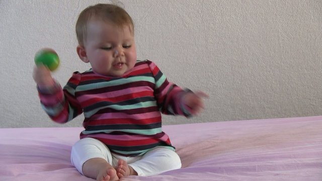 b&eacute;b&eacute; perd sa balle