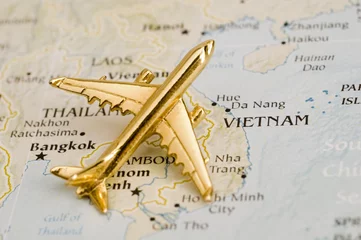 Zelfklevend Fotobehang Plane Over Vietnam © Jesse Kunerth