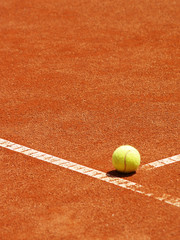 Tennis Ball auf der T-Linie 9 - 35055579