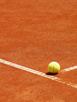 Tennis Ball auf der T-Linie 9