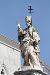 benevento - piazza orsini - statua
