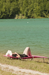 donna che prende il sole