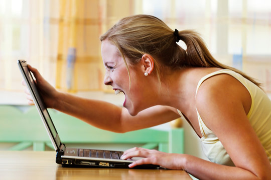 Frau &auml;rgert sich &uuml;ber Computer