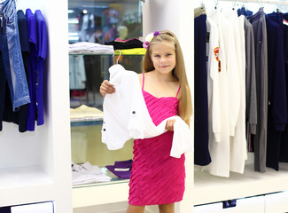 Little girl doing shopping
