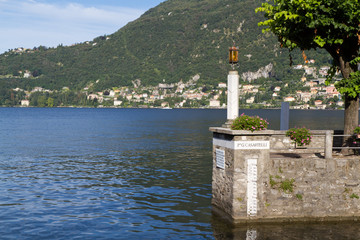 Einfahrt zum kleinen Hafen von Torno am Comer See, Italien