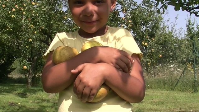 Enfant portant des pommes