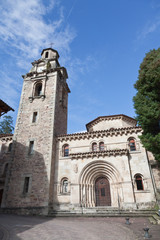 Fototapeta na wymiar Iglesia de Puente Viesgo en Cantabria