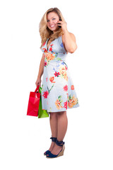 Belle jeune femme faisant du shopping.