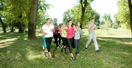 Cercles muraux Jogging jogging dans le parc