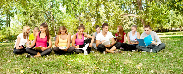 Fototapeta na wymiar Grupa młodych studentów w parku