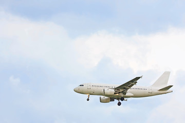 Fototapeta na wymiar Samolot na niebie bliska