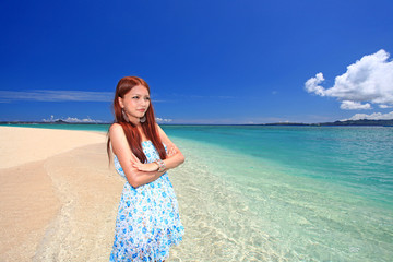 美しい海を眺める女性