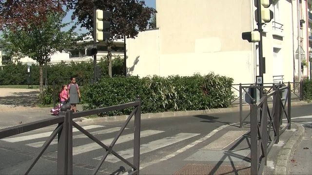 2 enfants traversant la rue