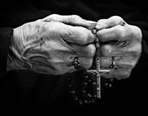 Old woman hands with a rosary - obrazy, fototapety, plakaty