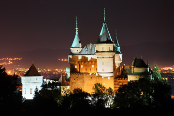 Fototapeta na wymiar Zamek Bojnice, Słowacja w nocy.