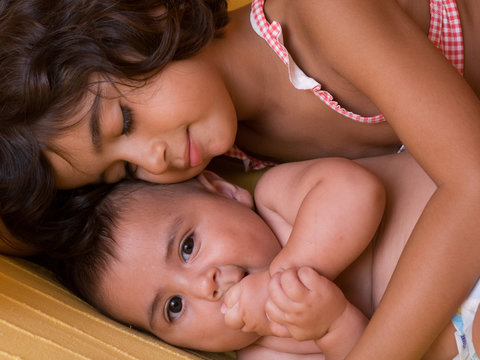 fratellini che si baciano