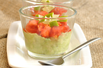 guacamole w szklanych naczyniach