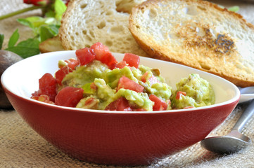 guacamole w czerwonej eleganckiej miseczce