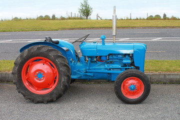 Obraz premium Old Blue Tractor