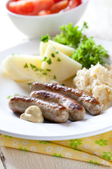 Bratwürstchen mit Kartoffeln