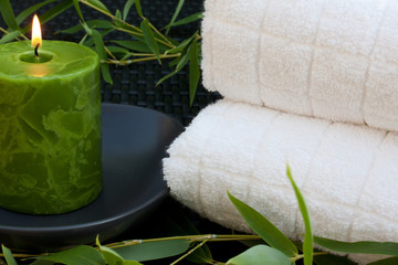 Serviettes de bain, bougie et bambou