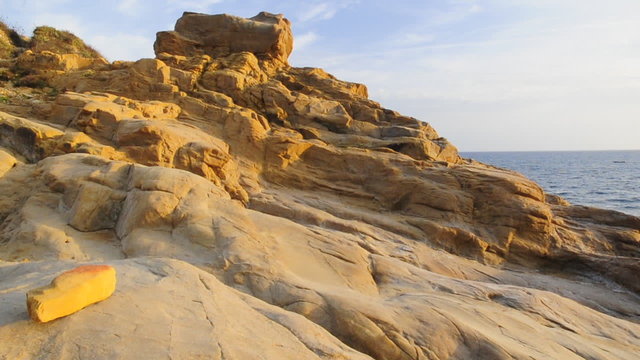 sasso e scogli con mare