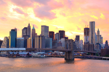 Obraz premium Manhattan Skyline with a Fiery Sunset