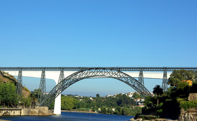 Fototapeta na wymiar Dwa mosty na rzece Douro.