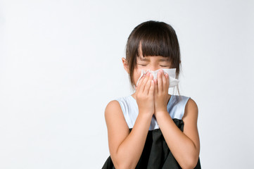 鼻をかむ女の子
