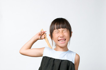 背中を掻く女の子