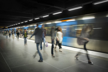 Blurred people on subway platform - obrazy, fototapety, plakaty