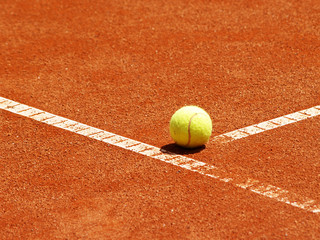 Tennis Ball auf der T-Linie 10 - 35099702